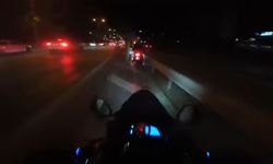 Bariyerlere çarpan otomobil motosikleti son anda sıyırdı