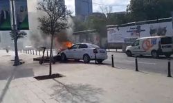 Sürücünün hatası pahalıya mal oldu: Araç reklam panosuna çarpıp küle döndü