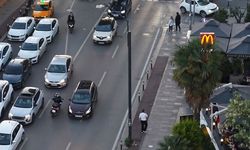 İstanbul’da tehlikeli kaçış: Motosikletli sürücü kaldırımdan dönüp ters yola girdi