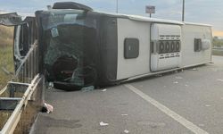 Balıkesir’de feci kaza: Otobüs refüje çarpıp devrildi