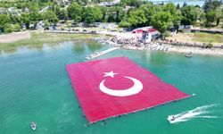 Sapanca Gölü'nde 1923 metrekarelik Türk bayrağı açıldı