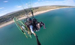 Saros'un güzelliklerini paramotorla keşfediyorlar