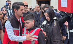 Şehit polise son veda: Eşi tabutunu omuzladı