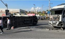 TIR ile çarpışan işçi servisi devrildi: 8 yaralı