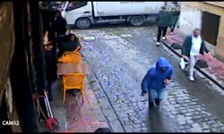 Taksim’de saniyelik hırsızlık: Telefonu çalıp kaçtı, kısa sürede yakalandı