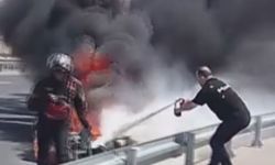 Zeytinburnu'nda seyir halindeki motosiklet alev alev yandı