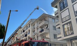 Küçükçekmece’de bir binanın çatısında yangın çıktı
