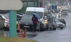 Kadıköy’de sağanak yağış etkili oldu: D-100 göle döndü