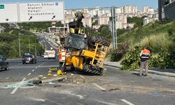 Küçükçekmece’de iş makinesini taşıyan çekici devrildi