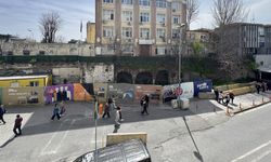 Roma kalıntıları ile modern şehir yaşamı aynı karede