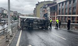 Bomonti- Dolmabahçe tüneli çıkışında bariyerlere çarpan kamyonet devrildi