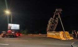 Kamyonun çarptığı tabela devrildi