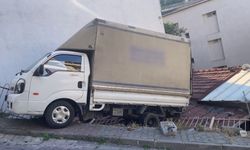 Geri kayan kamyonet evin çatısına düştü