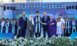 Cumhurbaşkanı Erdoğan, torunu Ömer Tayyip Erdoğan'a diplomasını takdim etti