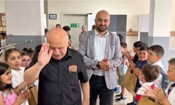 Sultanbeyli'de 37 yıllık öğretmene duygu dolu uğurlama