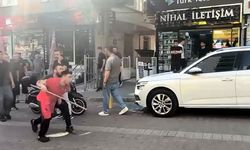 Avcılar’da mahalle ortasında kavga: Sopalar havada uçuştu