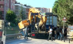 Bahçelievler'de TIR'ın üzerindeki kepçe devrildi