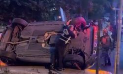Kırmızı ışıkta duran araca çarpan otomobil devrildi