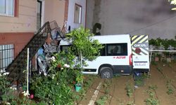 Servis minibüsü evin bahçesine uçtu: 1 yaralı