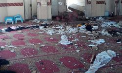 Pakistan’da bir araç camiye daldı