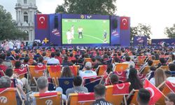 Dolmabahçe’de milli maç heyecanı dev ekranda yaşandı