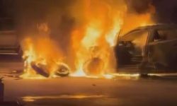 Esenyurt'ta çarpışan otomobil ve motosiklet alev alev yandı