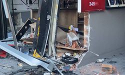 Fatih'te iş yerine giren otomobilin sürücüsü yaralandı