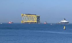 350 metrelik dev platform İstanbul Boğazı'ndan geçti