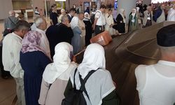 Hacılar İstanbul Havalimanı'nda çiçeklerle karşılandı