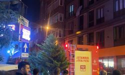 Esenyurt’ta 4 katlı binanın çatısında yangın