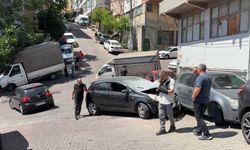 Park halindeki otomobil yokuştan kayarak 3 araca çarptı; sahibi kaldırımda izledi