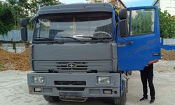 Plakasız kamyonla kaçak toprak döktüler