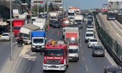 D-100’de freni boşalan kamyonet refüje çıktı: Trafik kilitlendi