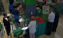 Market hırsızlığı saniye saniye kameraya yansıdı