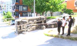 Rampada kayan kamyonet, park halindeki otomobilin üzerine devrildi