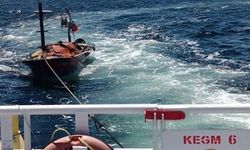 Çanakkale Boğazı'nda sürüklenen tekne kurtarıldı