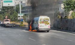 Üsküdar'da seyir halindeki servis minibüsü alev alev yandı