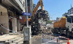 22 riskli bina için yıkım kararı: İlk kepçe vuruldu