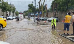 Çırağan Caddesi göle döndü: Sürücüler zor anlar yaşadı
