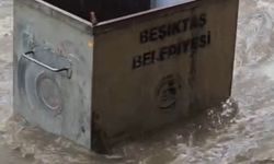 Beşiktaş'ta göle dönen yolda çöp konteyneri böyle sürüklendi