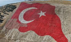 Dünyanın en büyük Türk bayrağı yeniden eski görkemine kavuştu
