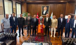 Başkan Özbek, Büyükçekmece'de Şampiyonlar Anıtı'na Galatasaray bayrağını çekti