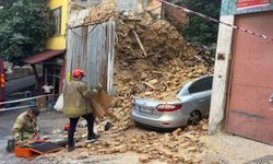 Beyoğlu’nda 2 katlı metruk bina çöktü