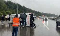Çekmeköy’de bariyerlere çarpan ambulans devrildi: 1 yaralı