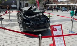 15 Temmuz'un simgesi Üsküdar'da: Tankın ezdiği araç sergileniyor