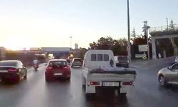 Avcılar D-100'de iki kamyonet makas atarak yarıştı