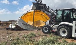 Avcılar'da kaçak yapılara geçit yok: Ahır ve kümesler yıkıldı