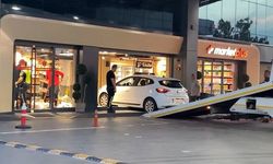Akaryakıt istasyonundaki otomobil markete daldı
