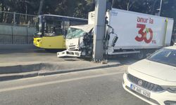 Bahçelievler D-100'de kamyonet direğe çarptı