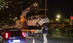 Bakırköy'de park halindeki 2 araca çarpan otomobil devrildi